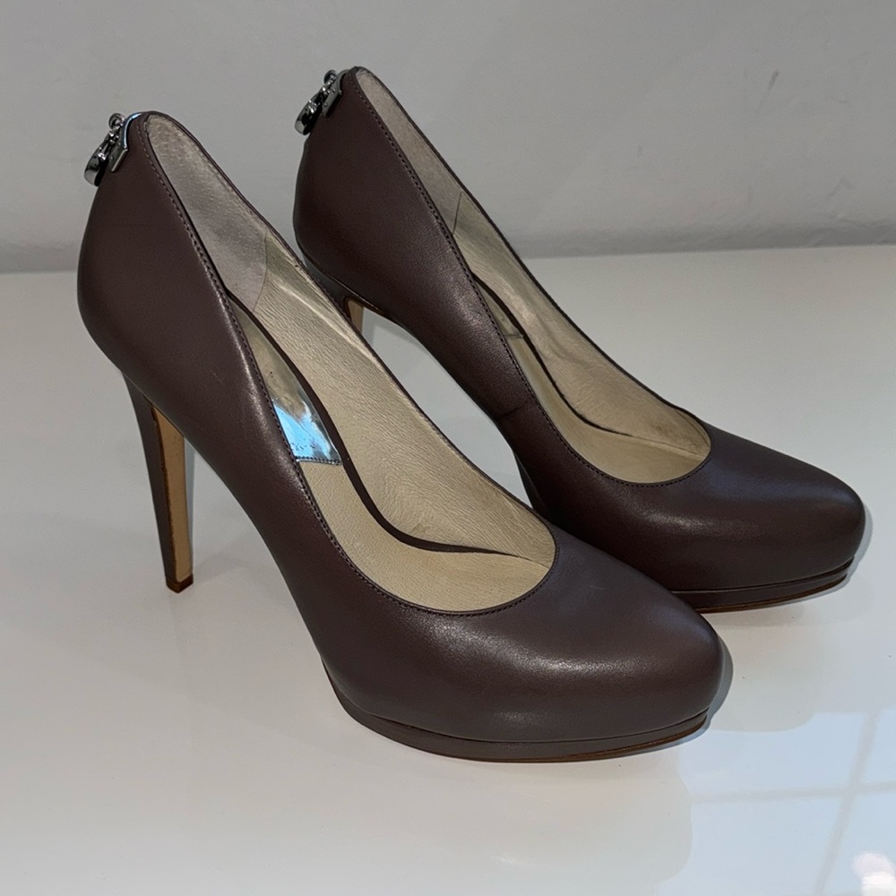 New!!! Michael Michael Kors Grey Hamilton Platform Pumps. Size 10M